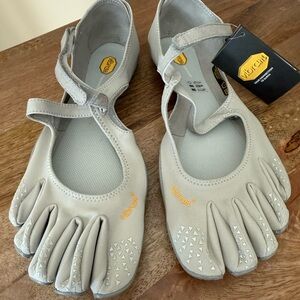 *NEW* Vibram Women's Silver V-Soul FiveFingers Shoes- Size 42